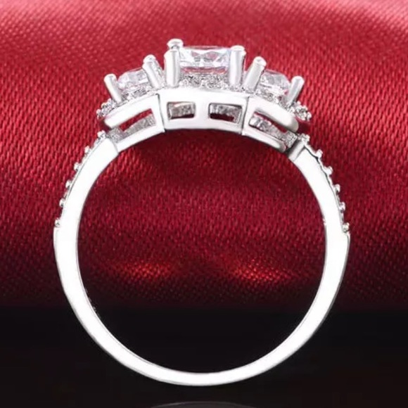 Sterling silver three stones engagement ring - Picture 3 of 5